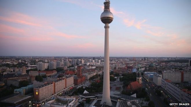 Вещательная башня на Александерплац вырисовывается