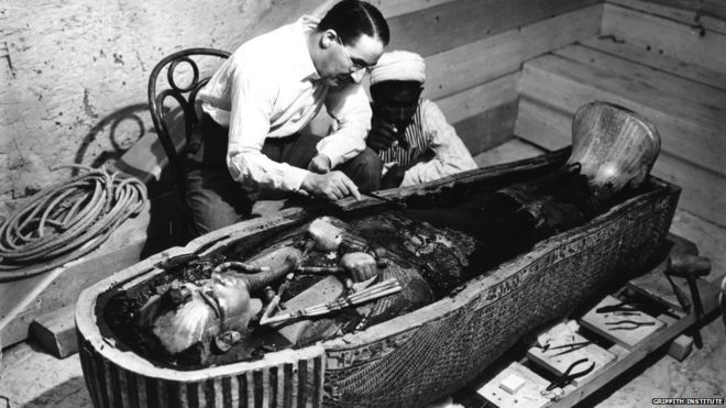 Говард Картер и его помощник осматривают внутренний гроб Тутанхамона. (Фото: Гарри Бертон. 1922)