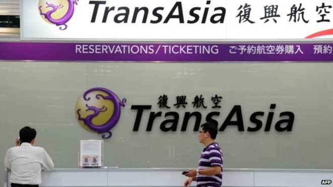 Местные журналисты ждут у стойки бронирования TransAsia в аэропорту Суншань в Тайбэе, 23 июля 2014 года