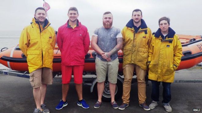 Томас Редмонд (в центре) благодарит команду Port Talbot RNLI, которая спасла его жизнь от Аберавона в июне 2014 года