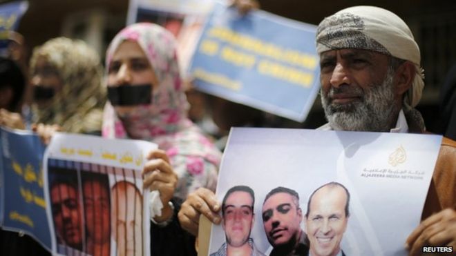 Журналисты протестуют против заключения в тюрьму журналистов «Аль-Джазиры» Питера Гресте, Мохамеда Фахми и Бахера Мохамеда возле офисов «Аль-Джазиры» в Сане (июнь 2014 года)