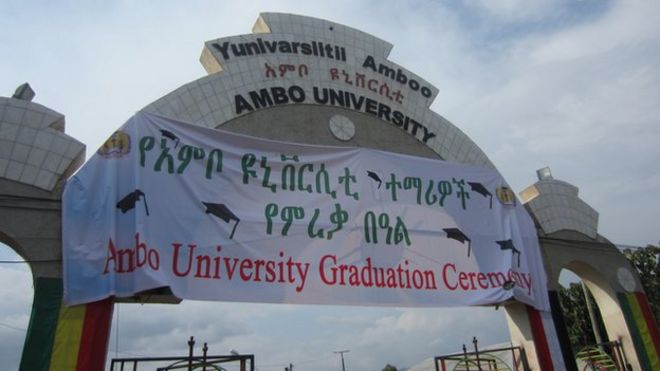 Вход в университет Амбо с табличкой о предстоящей выпускной церемонии