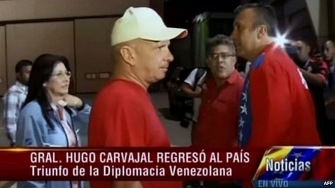 Телевизионная передача, взятая с венесуэльского государственного канала VTV, показывающая генерала Венесуэлы Уго Карвахала (в центре), когда он прибывает в Каракас 27 июля 2014 года.
