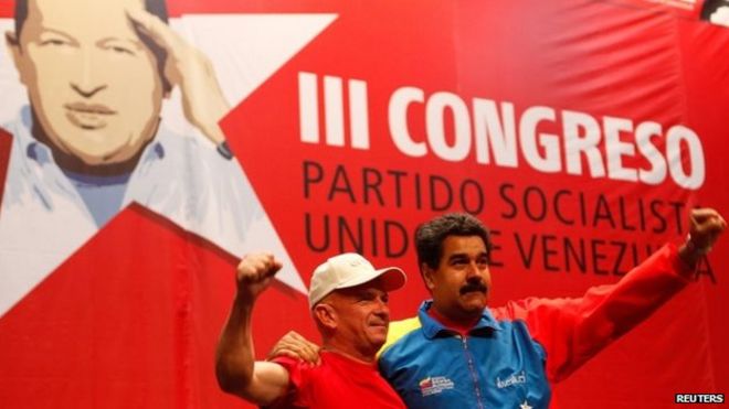 Президент Венесуэлы Николас Мадуро (справа) обнимается с генералом Уго Карвахалом, когда они присутствуют на съезде Социалистической партии в Каракасе 27 июля 2014 года