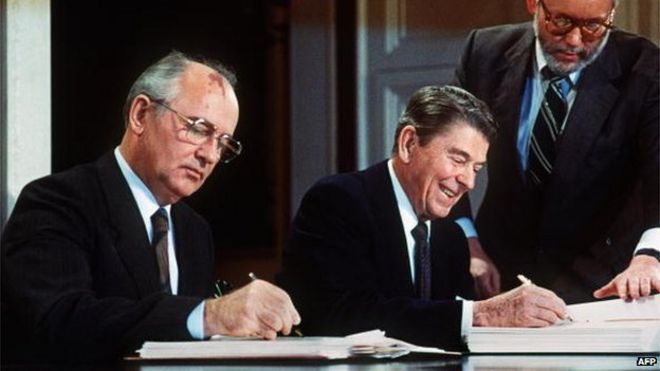 Фото из архива: советский лидер Михаил Горбачев (слева) и президент США Рональд Рейган подписывают договор о ликвидации американских и советских ядерных ракет средней и меньшей дальности, 8 декабря 1987 года
