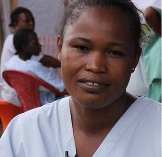 Медицинский работник Адель Миллимуно в Гвинее - июль 2014 года
