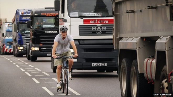 Велосипедист / грузовики в Лондоне