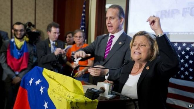 Илеана Рос-Лехтинен (справа) и Марио Диас-Баларт присоединяются к венесуэльским американцам, собравшимся на Капитолийском холме в Вашингтоне 9 мая 2014 года, чтобы оказать давление на администрацию Обамы с целью введения санкций в отношении правительства Николаса Мадуро