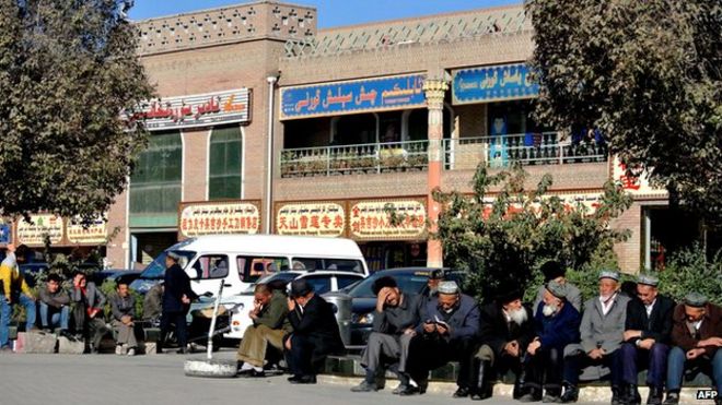 На этом снимке, сделанном 8 ноября 2013 года, изображена группа уйгурских мужчин, сидящих на улице в Кашгаре, район Синьцзян на дальнем западе Китая.