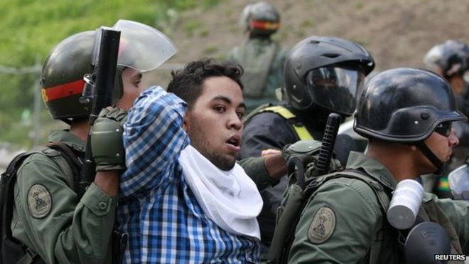 Национальная гвардия Венесуэлы задержала антиправительственного демонстранта во время акции протеста против правительства президента Николаса Мадуро в Каракасе 4 июня 2014 года