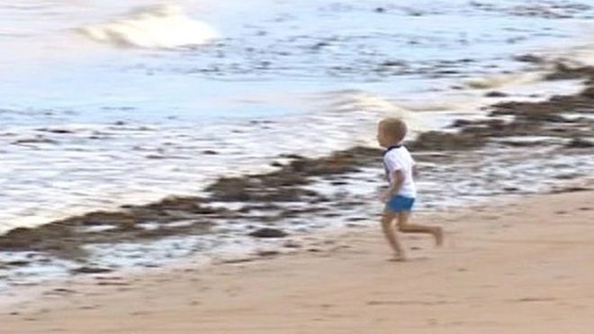 Ребенок на пляже вокруг побережья Танет