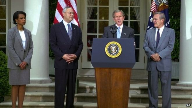 Советник по национальной безопасности Кондолиза Райс (слева), госсекретарь Колин Пауэлл (второй слева) и министр обороны Дональд Рамсфелд (справа) смотрят, как президент Буш представляет план палестинского государства Понедельник, 24 июня 2002 г.,