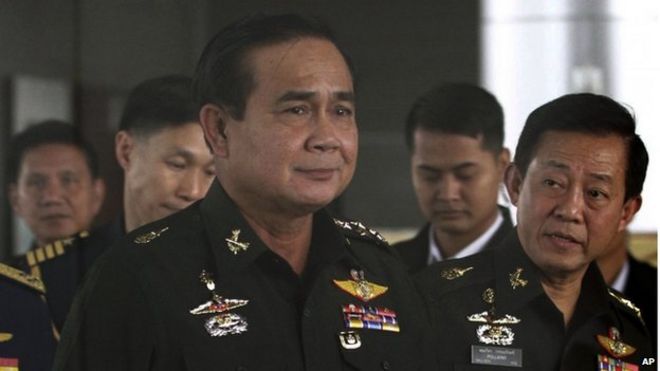 На этой фотографии, сделанной 13 июня 2014 года, командующий армией Таиланда генерал Прают Чаноча (слева) прибывает в Королевский тайский армейский клуб в Бангкоке, Таиланд.