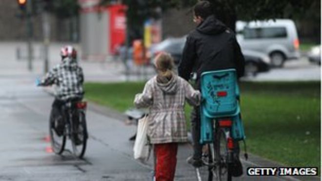 Мама на велосипеде в Берлине со своими детьми