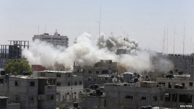 Дым поднимается после того, что, по словам свидетелей, были израильские воздушные удары в Рафахе в южной части сектора Газа 1 августа 2014 года