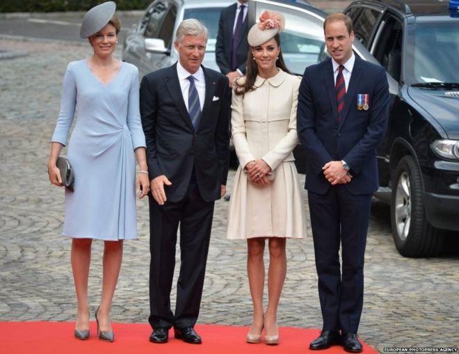 Королева и король Бельгии стоят рядом с герцогом и герцогиней Кембриджской