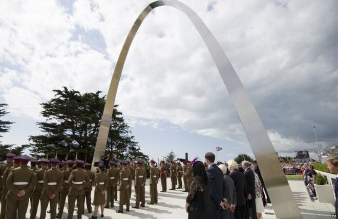 Мемориальная арка во время памятного мероприятия «Step Short» в Фолкстоне, штат Кент, в ознаменование 100-й годовщины начала Первой мировой войны