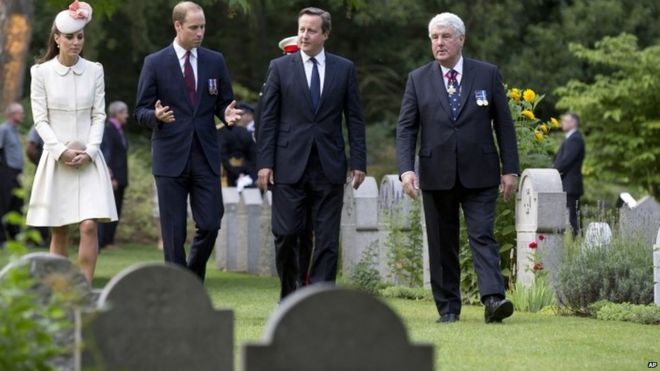 Герцог и герцогиня Кембриджа и премьер-министр Дэвид Кэмерон прибывают на церемонию поминовения на военное кладбище Святого Симфориана в Сен-Симфорене, Бельгия