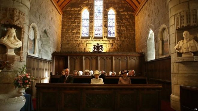 Королева посещает богослужение в церкви Крейти Кирк в Крейти, Абердиншир