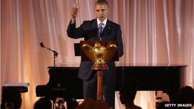 Президент Обама поднимает бокал