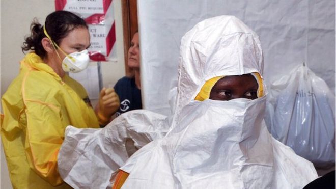 Персонал, лечащий пациентов с лихорадкой Эбола в больнице в Либерии