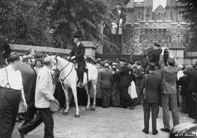 Толпы возле тюрьмы Холлоуэй за казнь Рут Эллис, последней женщины, получившей смертную казнь в Великобритании, 1955 год