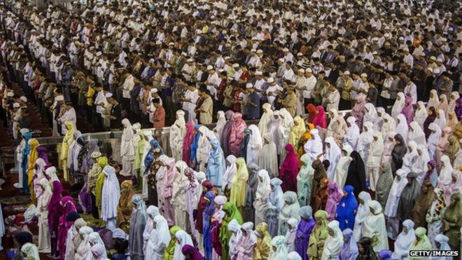 28 июня 2014 года в Джакарте, Индонезия, мусульмане Индонезии совершают молитвы, известные как Таравих, в мечети Истиклал, самой большой мечети в Юго-Восточной Азии. Гарри Пурванто говорит, что для борьбы с распространением радикальной идеологии необходимы средства правовой защиты