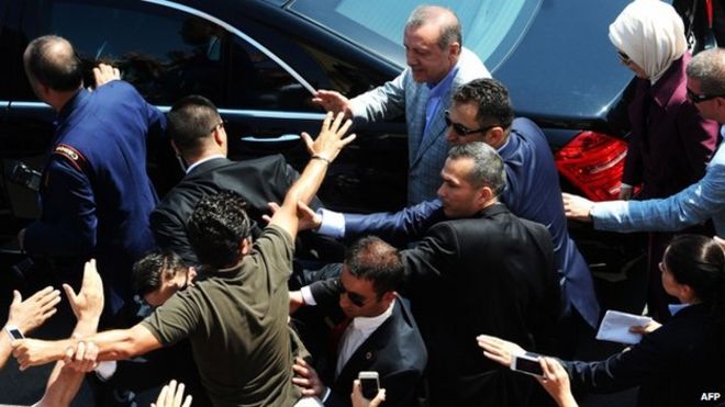 Сторонник пытается прикоснуться к премьер-министру Реджепу Тайипу Эрдогану (10 августа 2014 г.)
