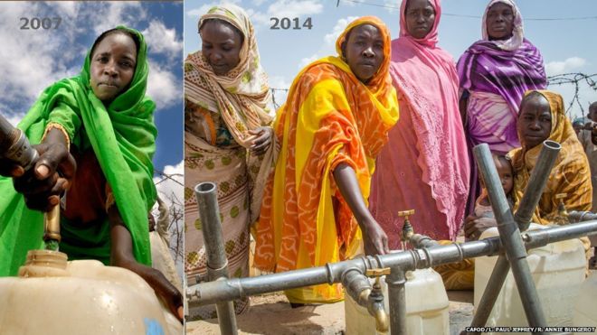 L: Равия у водяного насоса в лагере Хасса-Хисса в Дарфуре, Судан, в 2007 году R: Равия, одетая в оранжевый, на фото с водяным насосом в лагере Хасса-Хисса в Дарфуре, Судан, в 2014 году