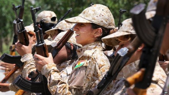 элитный отряд женщин-курдских пешмергских бойцов тренируется в Сулеймании