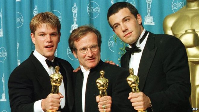 Уильямс со своим Оскаром в окружении коллег по фильму Мэтта Дэймона и Бена Аффлека