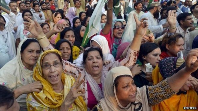 11 августа 2014 года сторонники пакистанской правящей партии «Пакистанская мусульманская лига-наваз» (PML-N) выкрикивают лозунги во время акции протеста против священнослужителя Тахир-уль-Кадри и лидера оппозиции Имрана Хана в Лахоре.