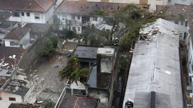 Вид поврежденных зданий, где разбился самолет Кампоса в Сантосе, штат Сан-Паулу, Бразилия, 13 августа 2014 года.