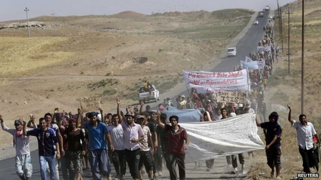 Перемещенные иракцы из секты езидов проводят демонстрацию на границе с Сирией в провинции Дахук