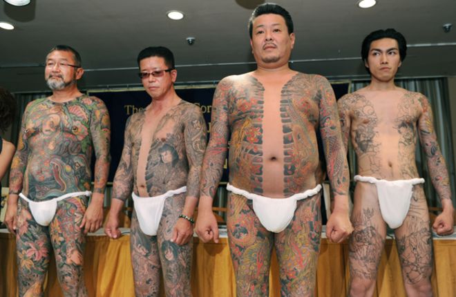Мужские модели демонстрируют свои татуировки всего тела в стиле якудза
