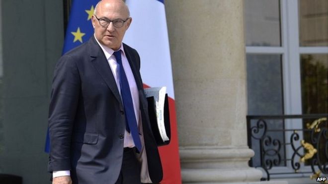 Министр финансов Франции Мишель Сапен покидает Елисейский дворец в Париже после еженедельного заседания кабинета министров (23 июля 2014 года)