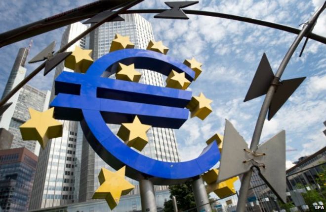 Колючая проволока была повешена над логотипом ЕЦБ во Франкфурте в рамках установки (7 августа 2014 года)