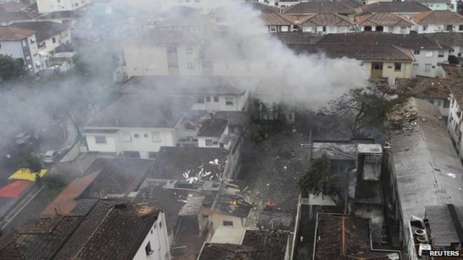 Вид с воздуха на район, где в Сантосе разбился частный самолет с кандидатом в президенты Бразилии Эдуардо Кампосом (13 августа 2014 года)