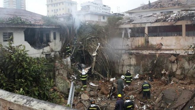 Пожарные работают там, где 13 августа 2014 года в Сантосе разбился частный самолет с кандидатом в президенты Бразилии Эдуардо Кампосом.