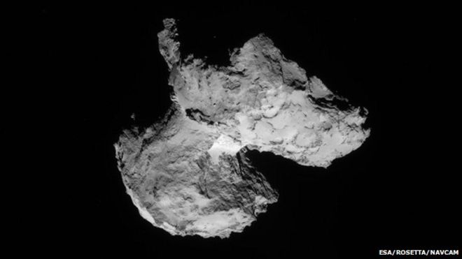 Изображение с навигационной камеры Rosetta, сделанное 12 августа 2014 года на расстоянии около 103 км от кометы 67P / Чурюмов-Герасименко. Ядро кометы составляет около 4 км в поперечнике.