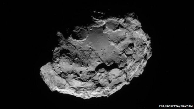 Снимок, сделанный Rosetta навигационной камерой 13 августа 2014 года, примерно в 115 км от кометы 67P / Чурюмов-Герасименко. Ядро кометы составляет около 4 км в поперечнике.