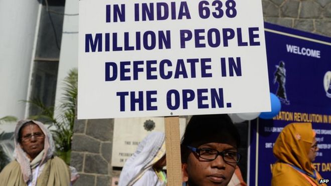 Участник держит плакат во время празднования Всемирного дня туалета в Дели 19 ноября 2013 года.