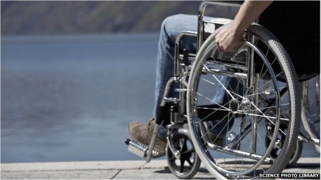 Человек в инвалидной коляске у воды