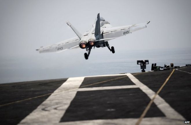 Американский военный самолет взлетает с военного корабля США Джорджа Буша-старшего в Персидском заливе, 15 августа
