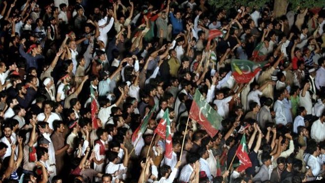 Тысячи сторонников Имрана Хана заявили, что они пойдут в безопасную зону - 18 августа, собравшись массой