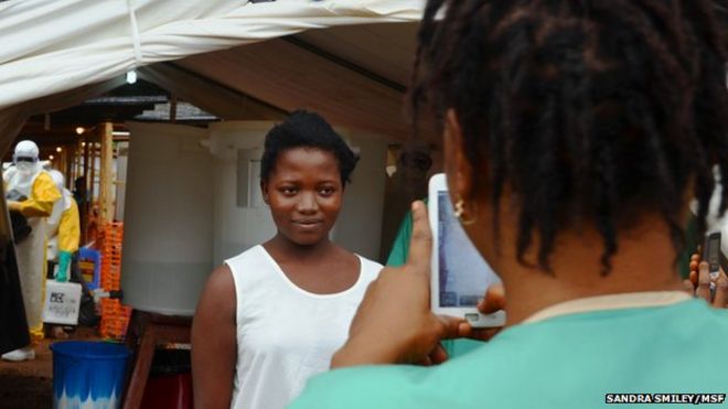 Женщина покидает лечебный центр Эбола MSF