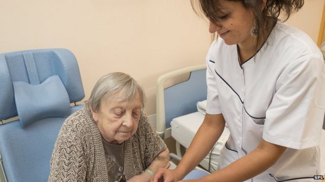 Фотография медсестры, ухаживающей за пациентом после инсульта