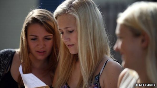 Девушка читает результаты GCSE в 2013 году