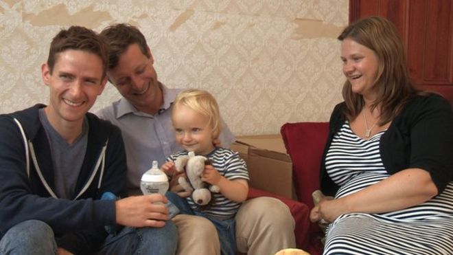 Майкл Скотт Клайн и Ник Скотт с суррогатной матерью Сарой Джонс и ребенком Эллиот