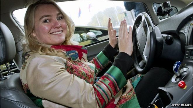 Министр инфраструктуры и окружающей среды Нидерландов Мелани Шульц ван Хейген в автомобиле с водителем 12 ноября 2013 года